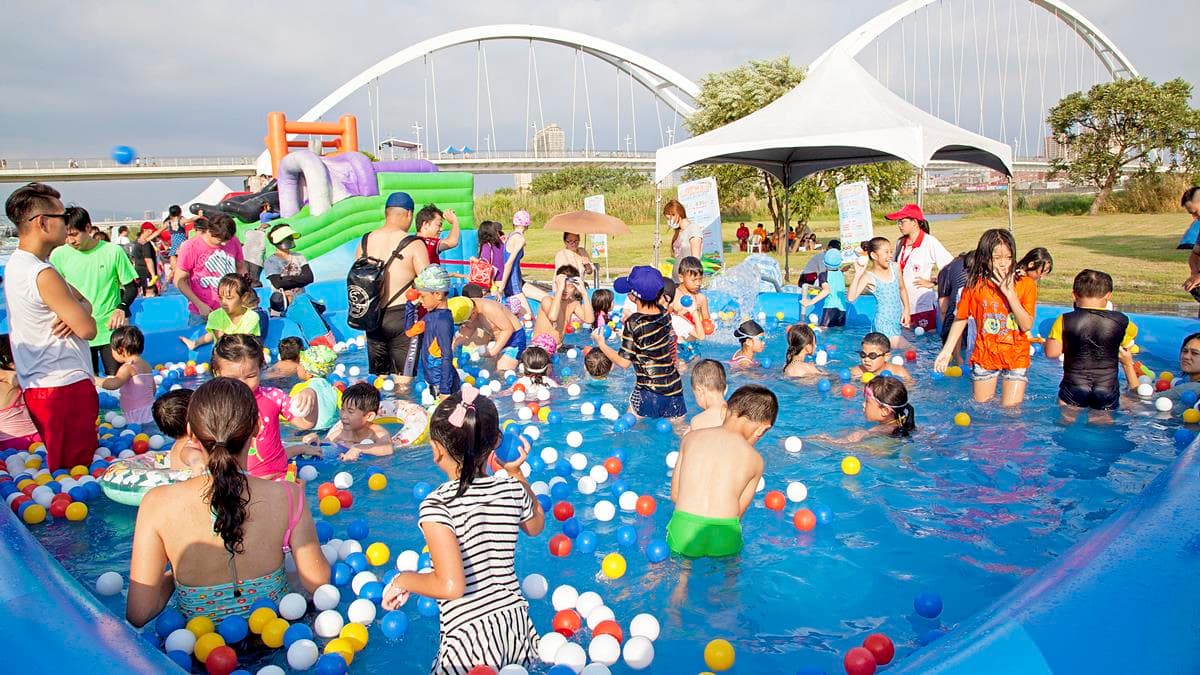 6公尺高、全透明滑水道!週末登場「2019新月水道節」免報名、每日2場次 6公尺高、全透明滑水道!週末登場「2019新月水道節」免報名、每日2場次