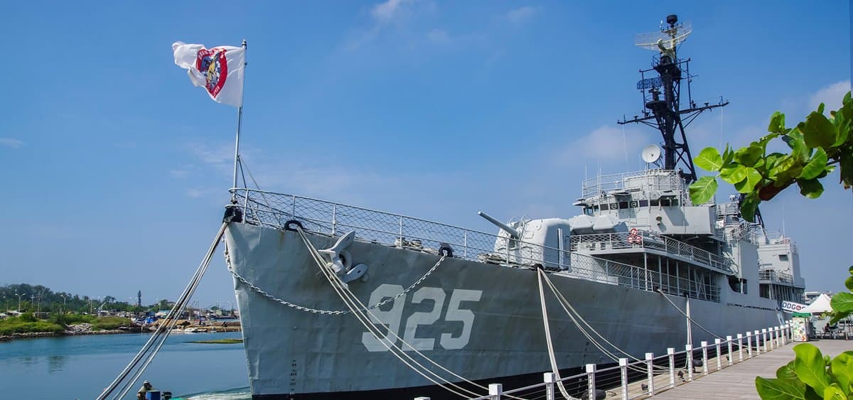 萌萌的放大版！3公尺水手服泰迪熊現身「海上泰迪熊」德陽艦特展、本週登場