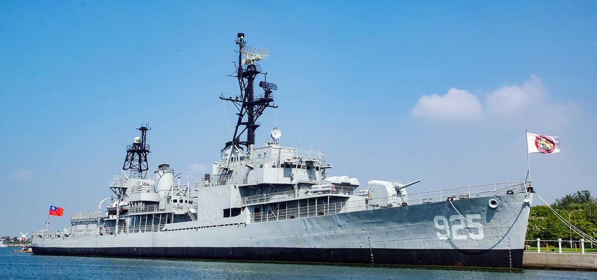 萌萌的放大版！3公尺水手服泰迪熊現身「海上泰迪熊」德陽艦特展、本週登場