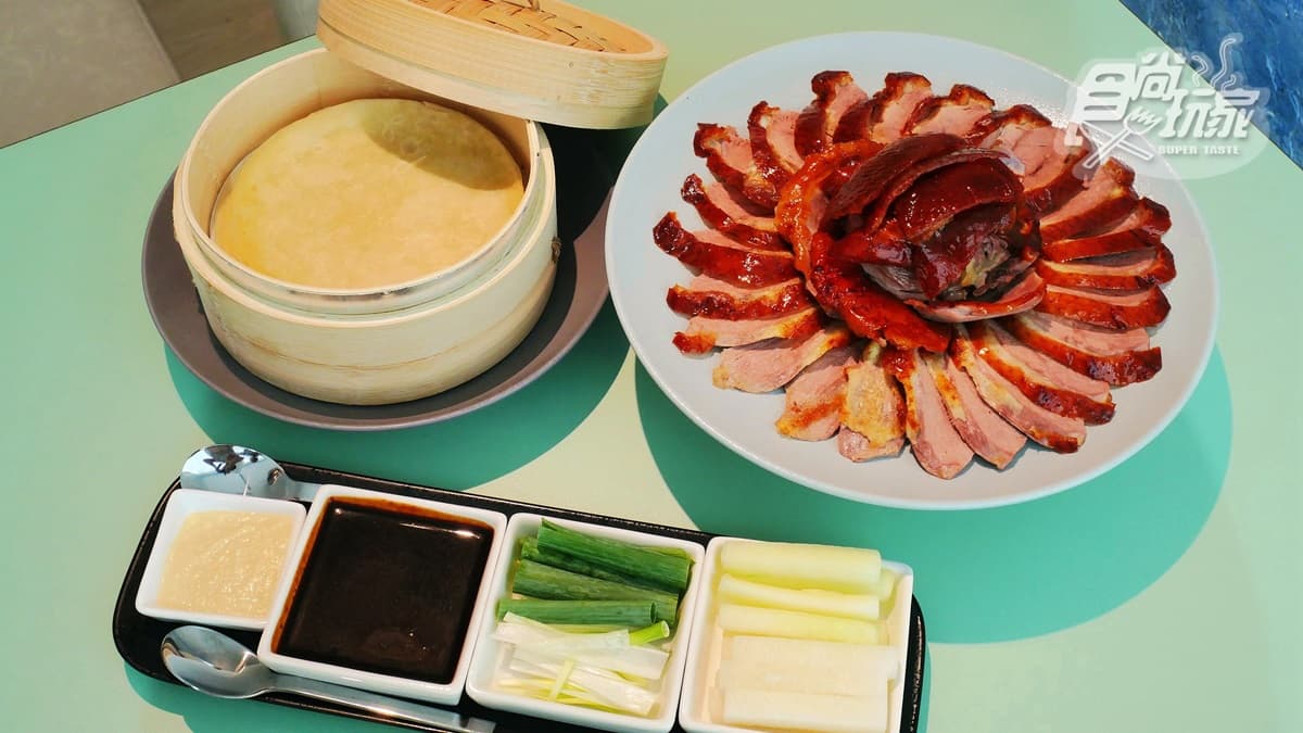 片鴨不能缺少的靈魂佐料有黃瓜、蔥、白蘿蔔，沾醬則有甜麵醬和油封大蒜泥。
