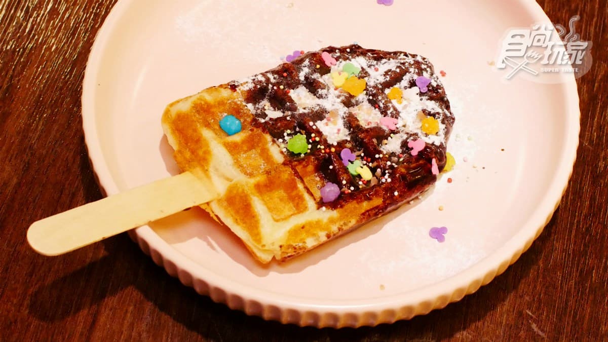 誠品西門新咖啡店「棒棒糖」鬆餅好可愛，麻糬口感還撒上跳跳糖