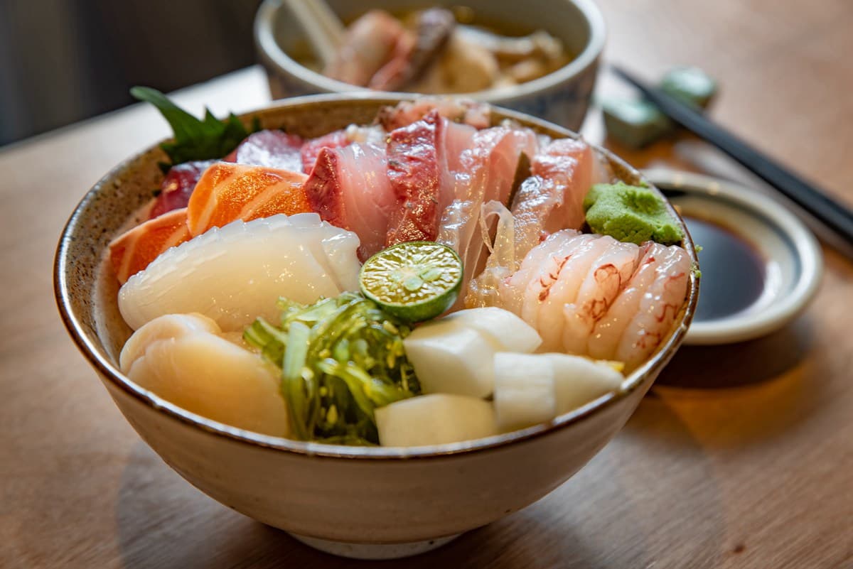料滿出來啦！北中南7家超浮誇丼飯：放整隻烤雞、蟹膏圍滿天使蝦、爆量海膽撒金箔