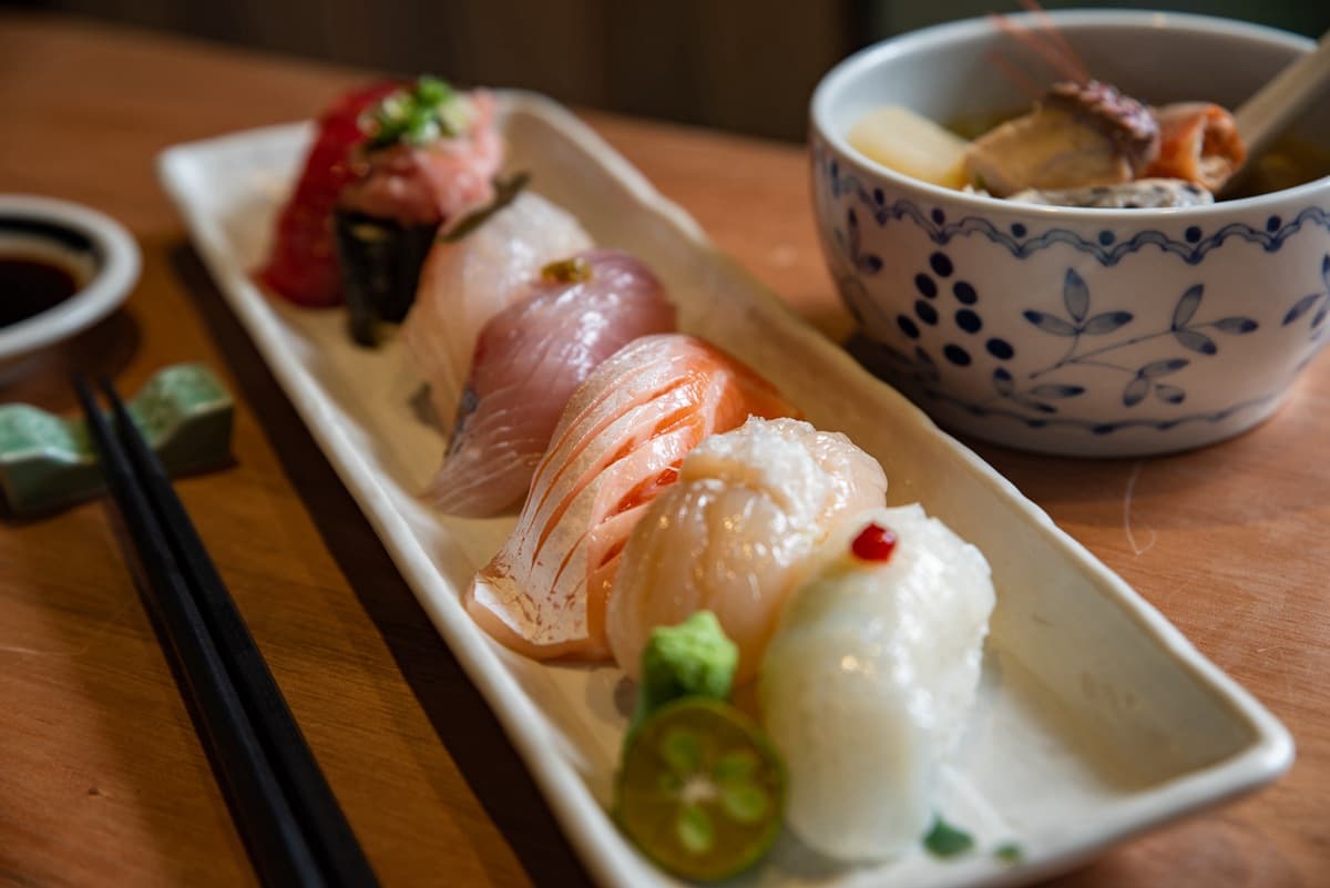 新北三峽市場隱藏版美味，超厚切生魚片海鮮丼400有找，醋飯、味噌湯隨你喝