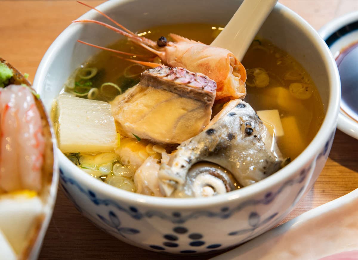 新北三峽市場隱藏版美味，超厚切生魚片海鮮丼400有找，醋飯、味噌湯隨你喝