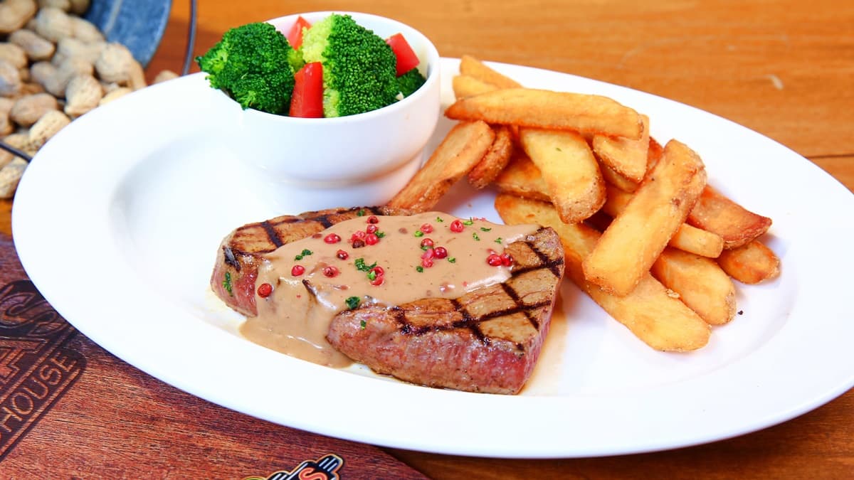 呼叫肉食男女！牛排館驚現「牛肉麵」配墨西哥辣醬，打卡送啤酒