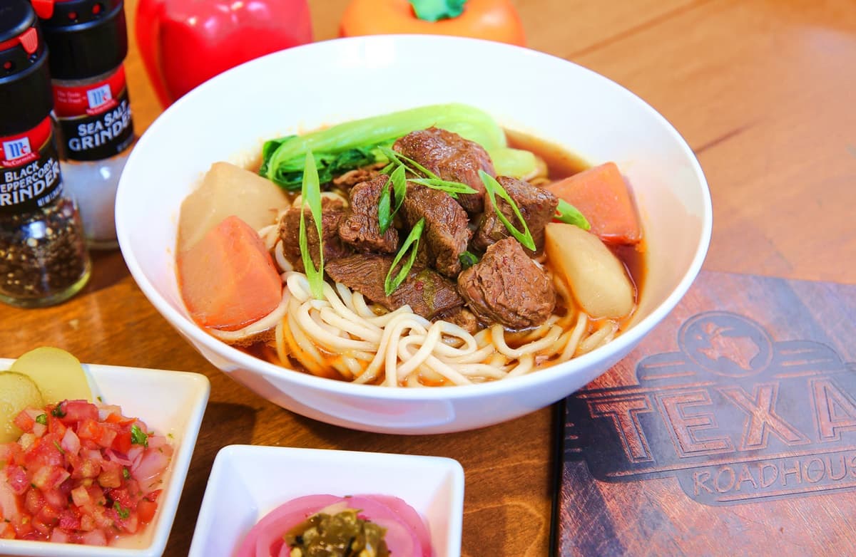呼叫肉食男女！牛排館驚現「牛肉麵」配墨西哥辣醬，打卡送啤酒