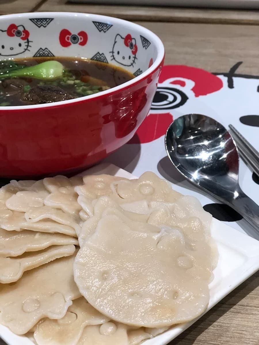 粉絲挖不下去！超狂Hello Kitty皮蛋豆腐、牛肉麵這裡吃