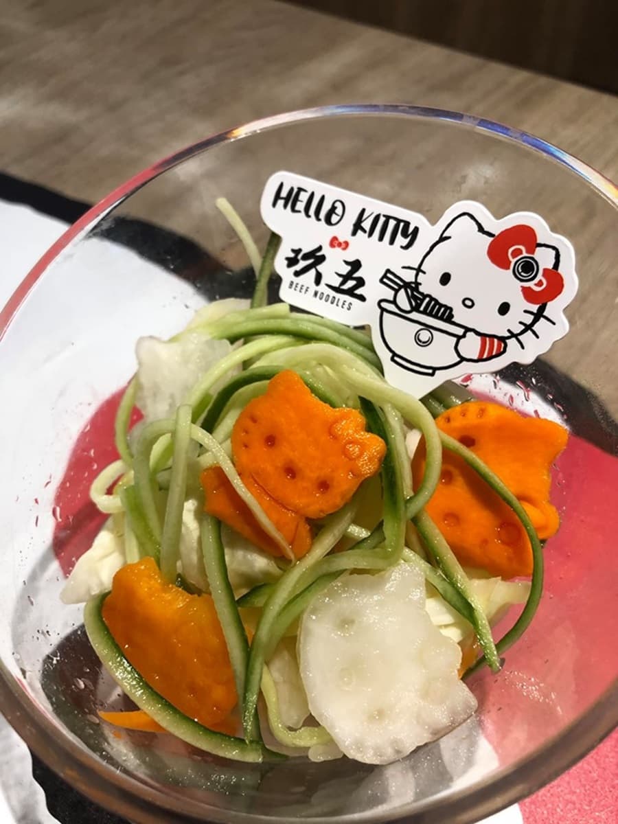 粉絲挖不下去！超狂Hello Kitty皮蛋豆腐、牛肉麵這裡吃