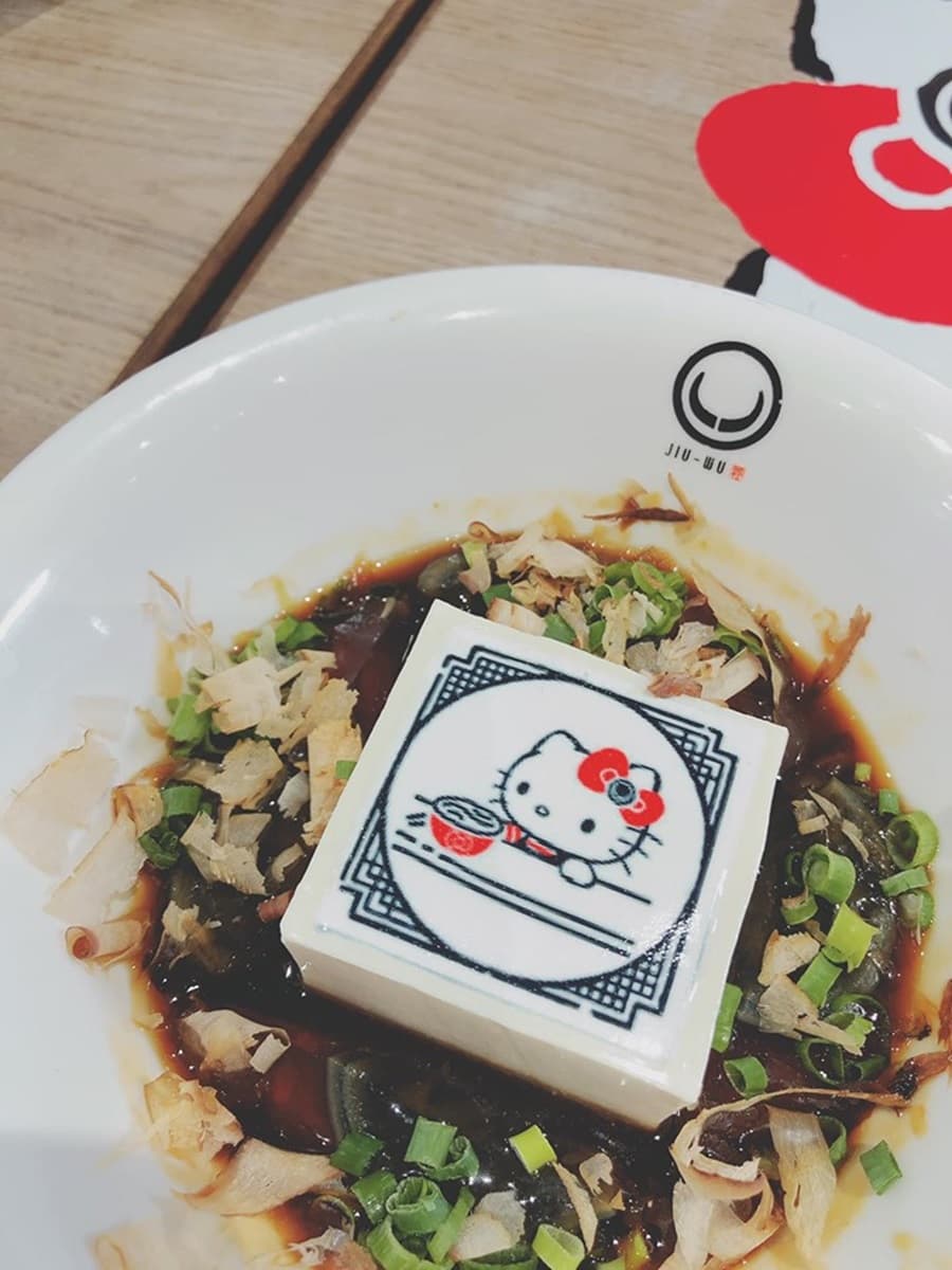 粉絲挖不下去！超狂Hello Kitty皮蛋豆腐、牛肉麵這裡吃
