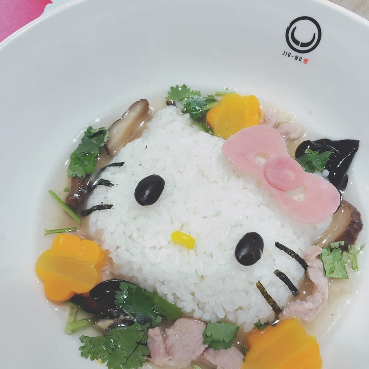 粉絲挖不下去！超狂Hello Kitty皮蛋豆腐、牛肉麵這裡吃