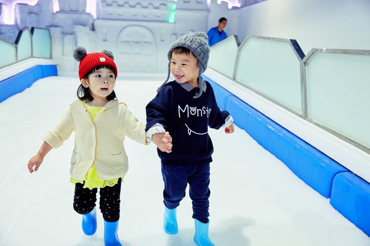 台中夏天超涼!三井台中港滑雪、看雪花秀,還能跟麵包超人合照 台中夏天超涼!三井台中港滑雪、看雪花秀,還能跟麵包超人合照