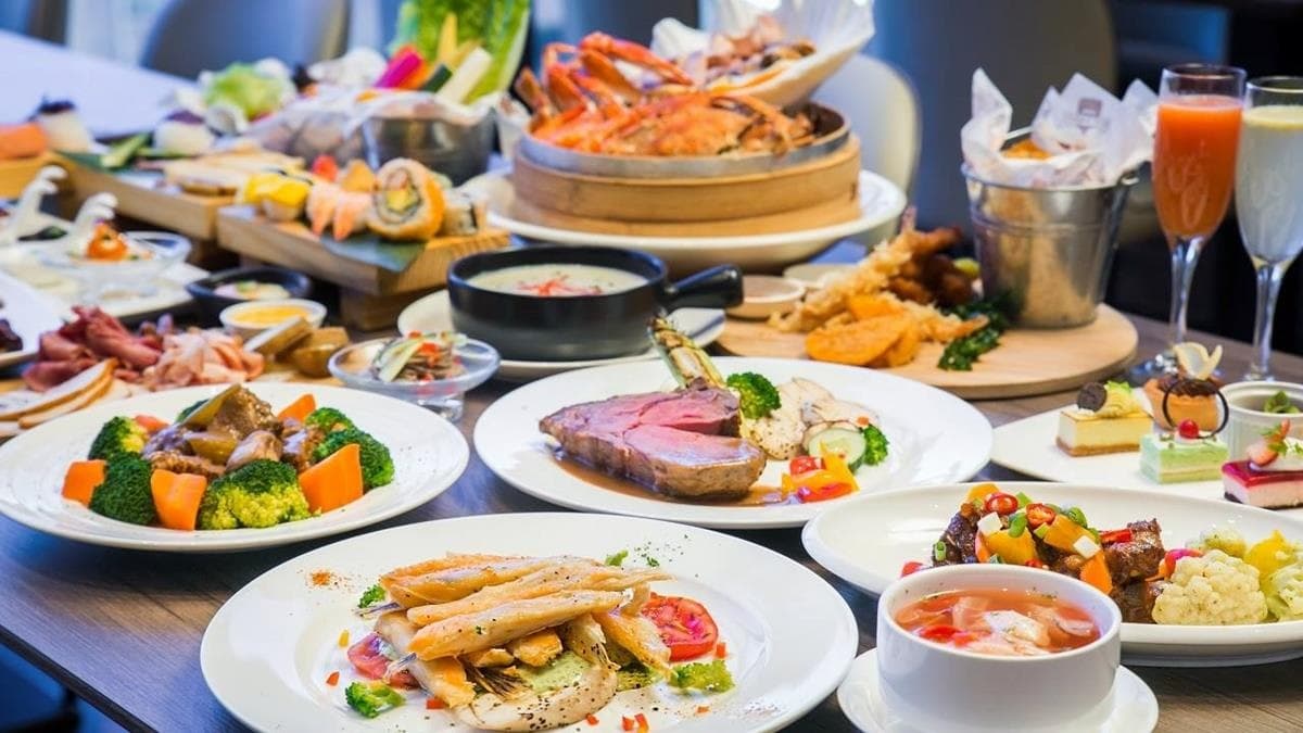 館內吃到飽餐廳有各國特色料理可吃。（圖片來源：台北凱達大飯店）