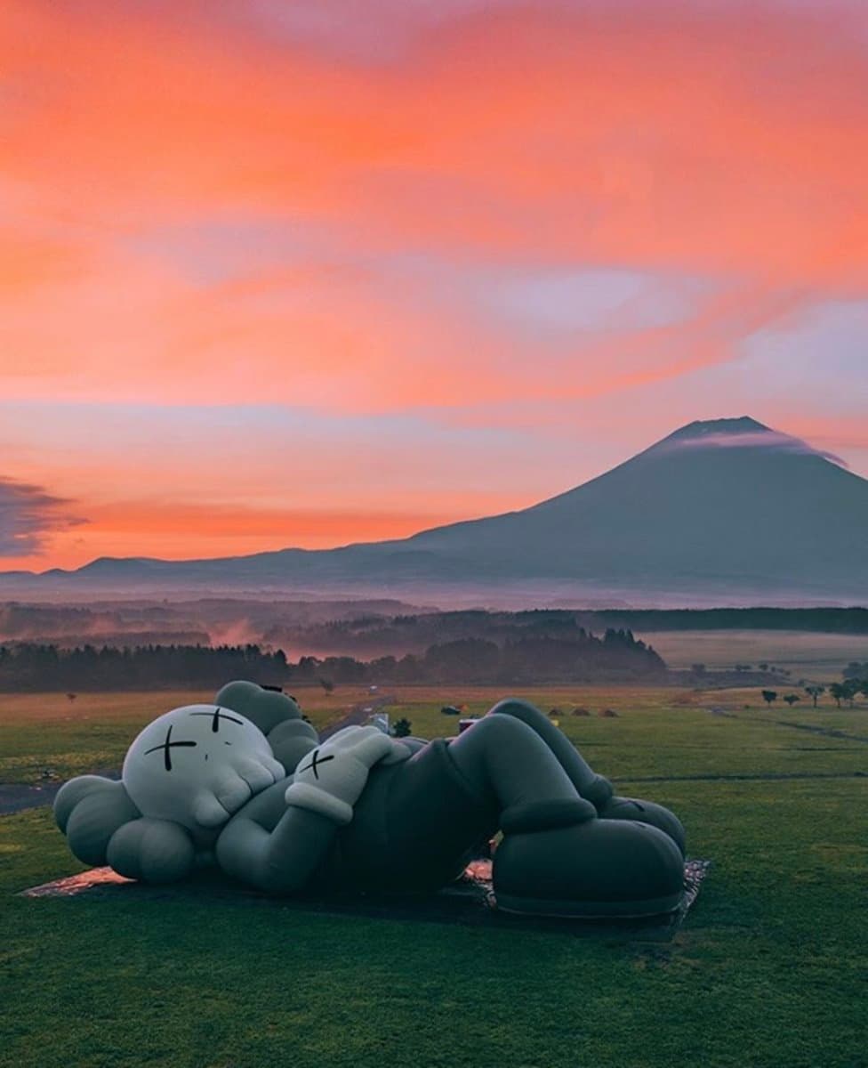 XX眼公仔不只在台中！超大40公尺「露營版」公仔「躺」在富士山