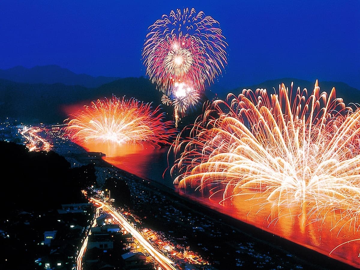 當天來回也值得！3場日本必去夏季煙火，還有海上版超美