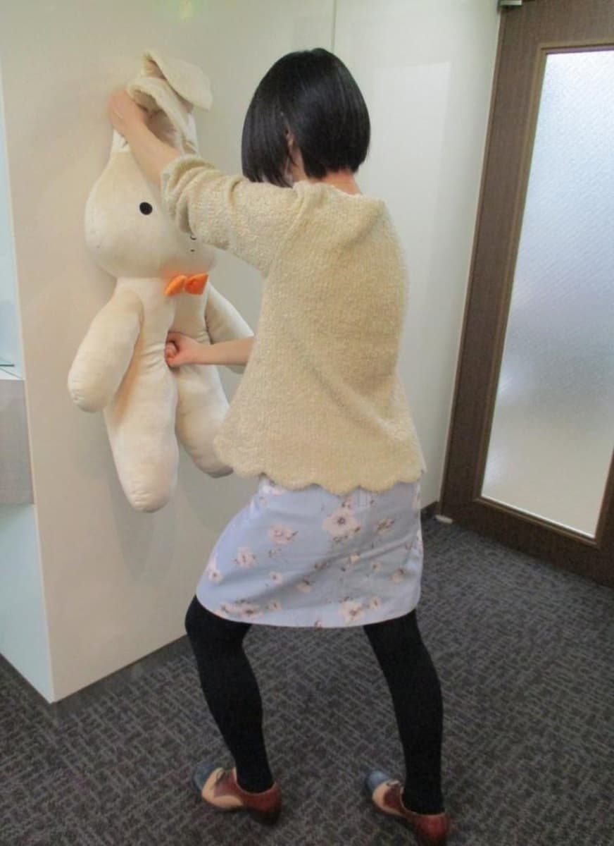 蠟筆小新「妮妮的兔兔」買得到！90公分高「超大版」不爽就揍牠