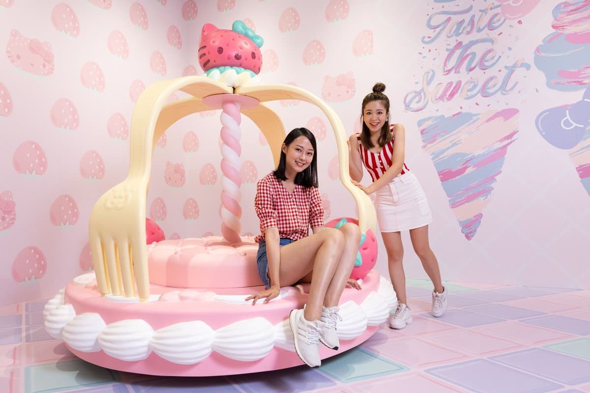 貓迷尖叫！超大型Hello Kitty蝴蝶結球池、蘋果屋這裡拍