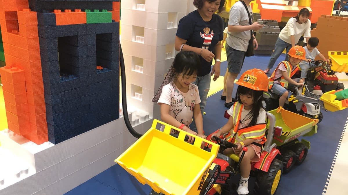 台南人抓小孩放電了!巨型積木樂園+Kakao獨家快閃店,繽紛過暑假 台南人抓小孩放電了!巨型積木樂園+Kakao獨家快閃店,繽紛過暑假
