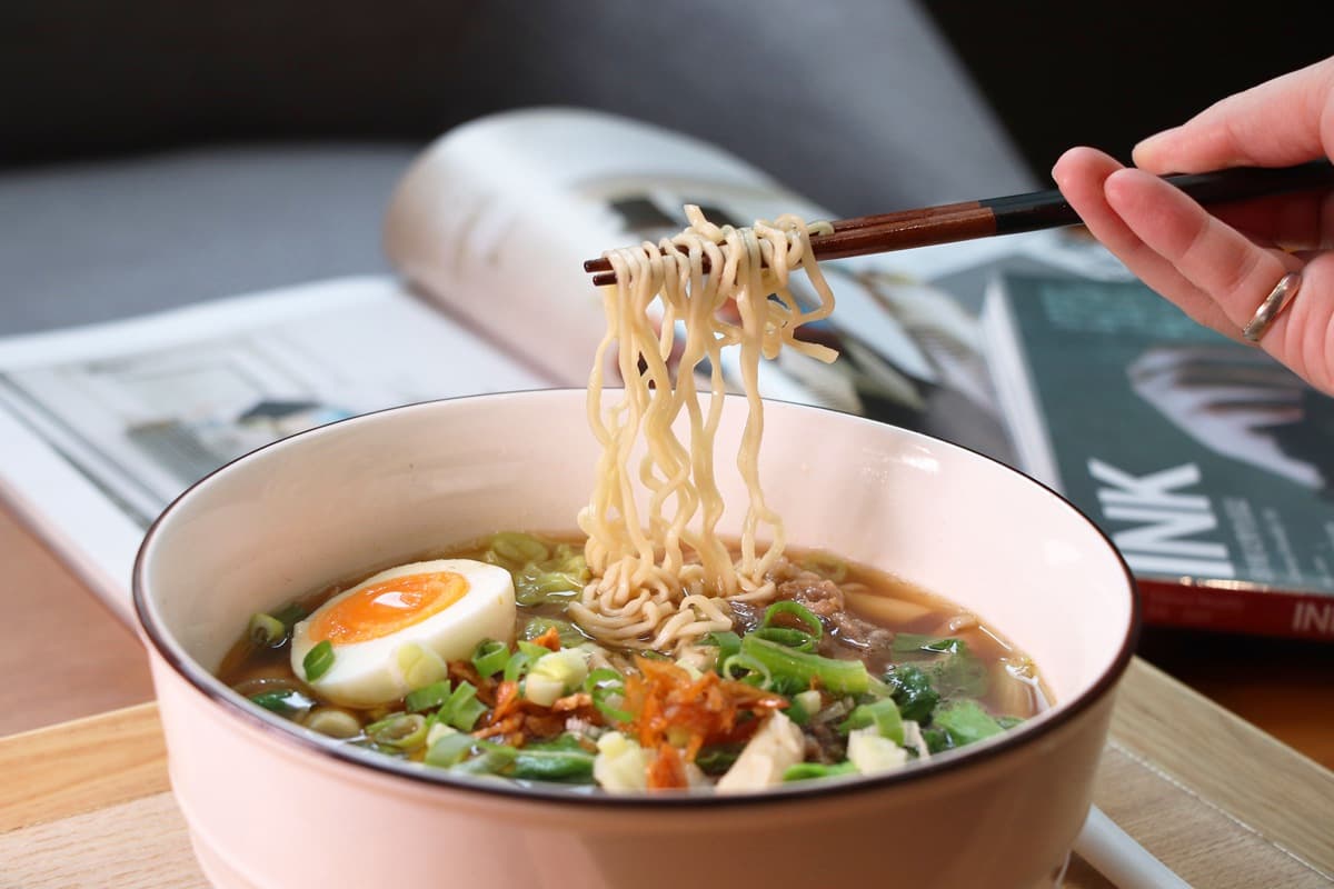 世界「最美漫畫店」，點飲料漫畫隨你爽爽看，這款法式泡麵必吃