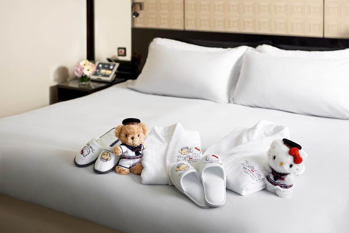 貓迷快衝！超可愛「Hello Kitty主題房」玩偶、浴袍和旅行袋免費帶回家