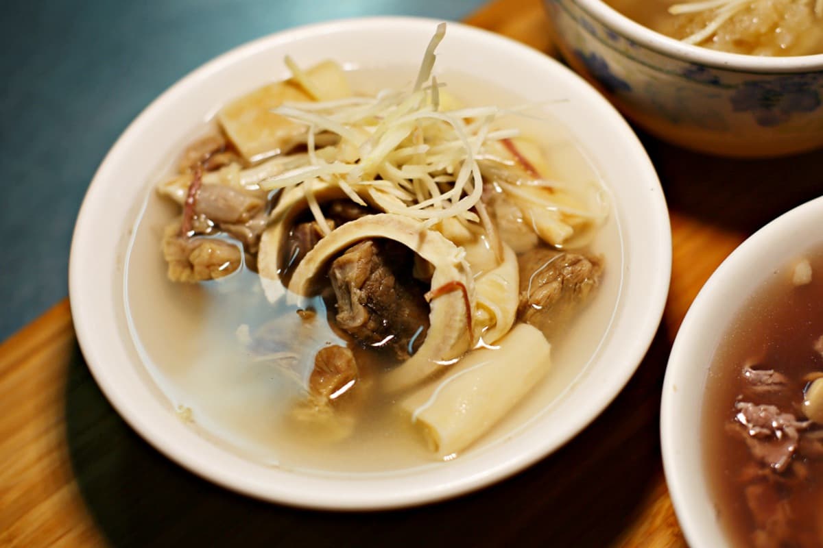 台南人也愛的嘉義市場美食！「溫體牛雜湯」四代老店，續湯免費