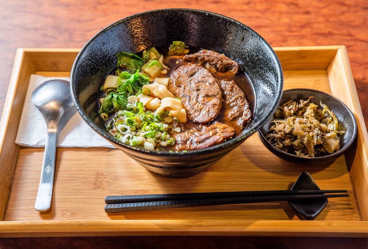 【新開店】比咖啡店還美的牛肉麵店，果凍牛筋太銷魂！獨家湯頭加了蘋果