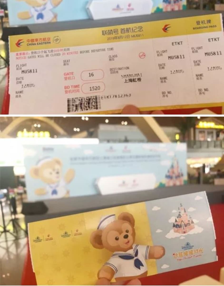 這台飛機乘客有點多！限定彩繪機坐滿達菲熊，還不快「抱緊處理」了