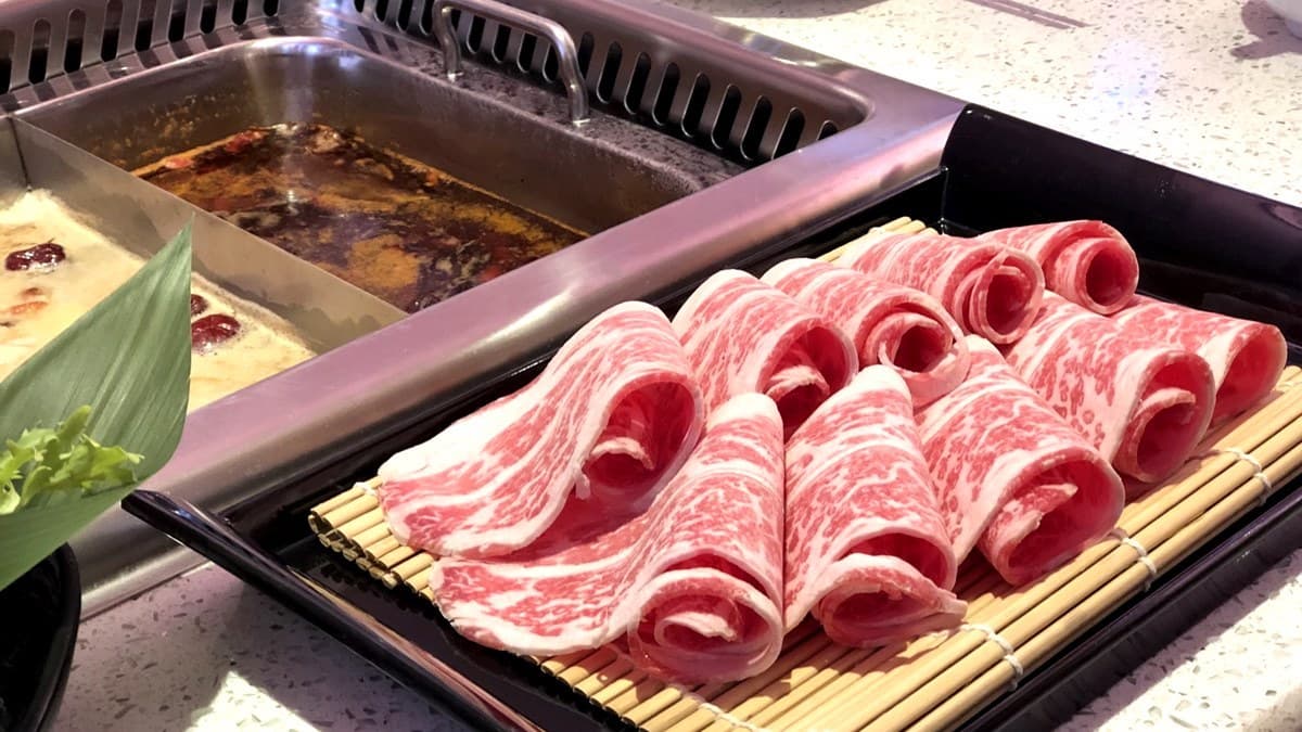新加坡夢幻「美滋鍋」來台!桌邊剝蝦、編髮、5折優惠,還可以到凌晨6點 新加坡夢幻「美滋鍋」來台!桌邊剝蝦、編髮、5折優惠,還可以到凌晨6點