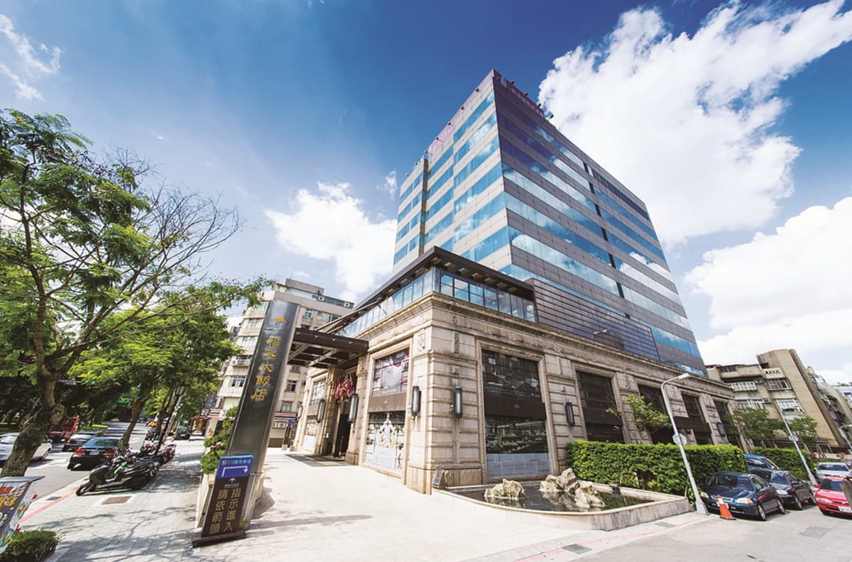 只到月底!飯店吃到飽憑「這張證件」四人同行一人免費、套餐第二套只要10元 只到月底!飯店吃到飽憑「這張證件」四人同行一人免費、套餐第二套只要10元