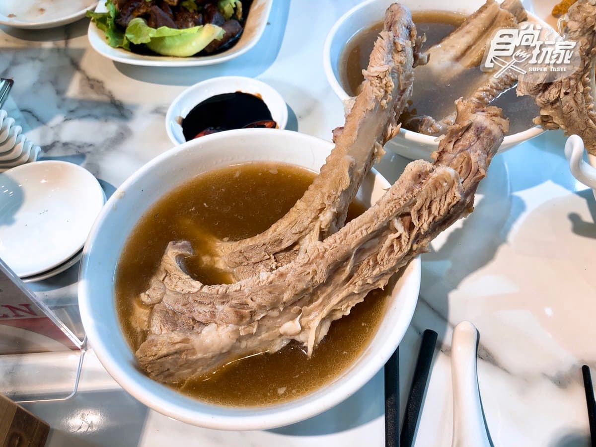 「發起人肉骨茶」買一送一！集滿6字「砂鍋炒豬雜」免費送，再怒吃25公分超狂「豬肋排」