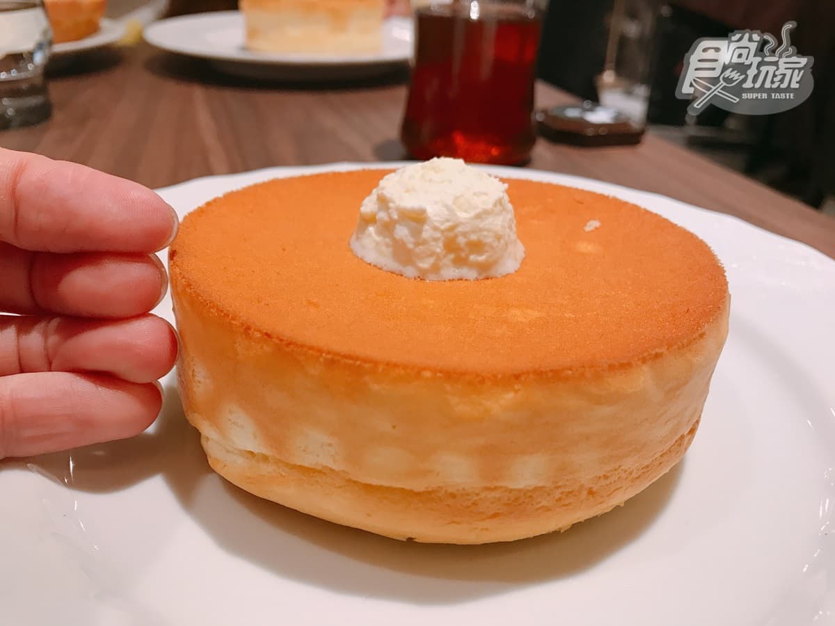 甜點控暴動！日本「星乃珈琲店」來台開幕，超夯「三指厚舒芙蕾」這4天免費吃