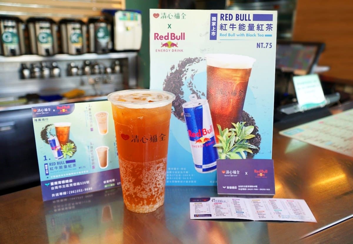 一天精神就靠它！手搖飲推超狂「Red Bull紅牛紅茶」，紅茶裡直接加一瓶