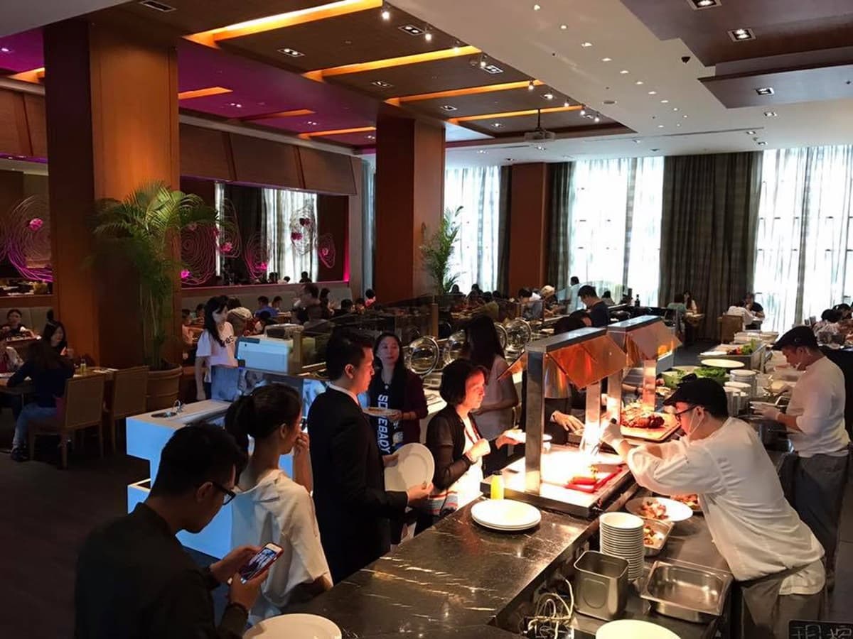 吃到飽控快衝！這家Buffet拿「這張證件」直接半價，坐同桌也能打折