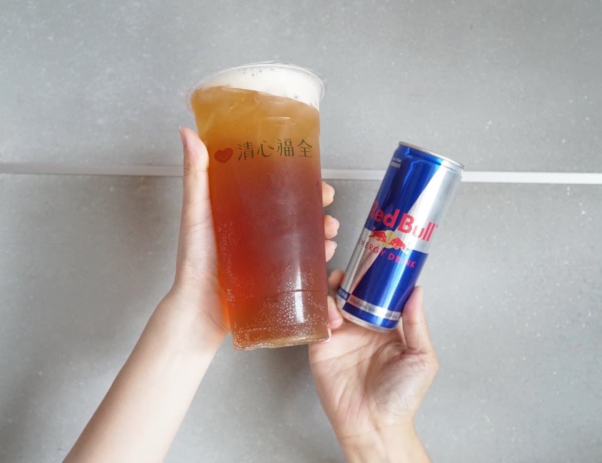 一天精神就靠它！手搖飲推超狂「Red Bull紅牛紅茶」，紅茶裡直接加一瓶