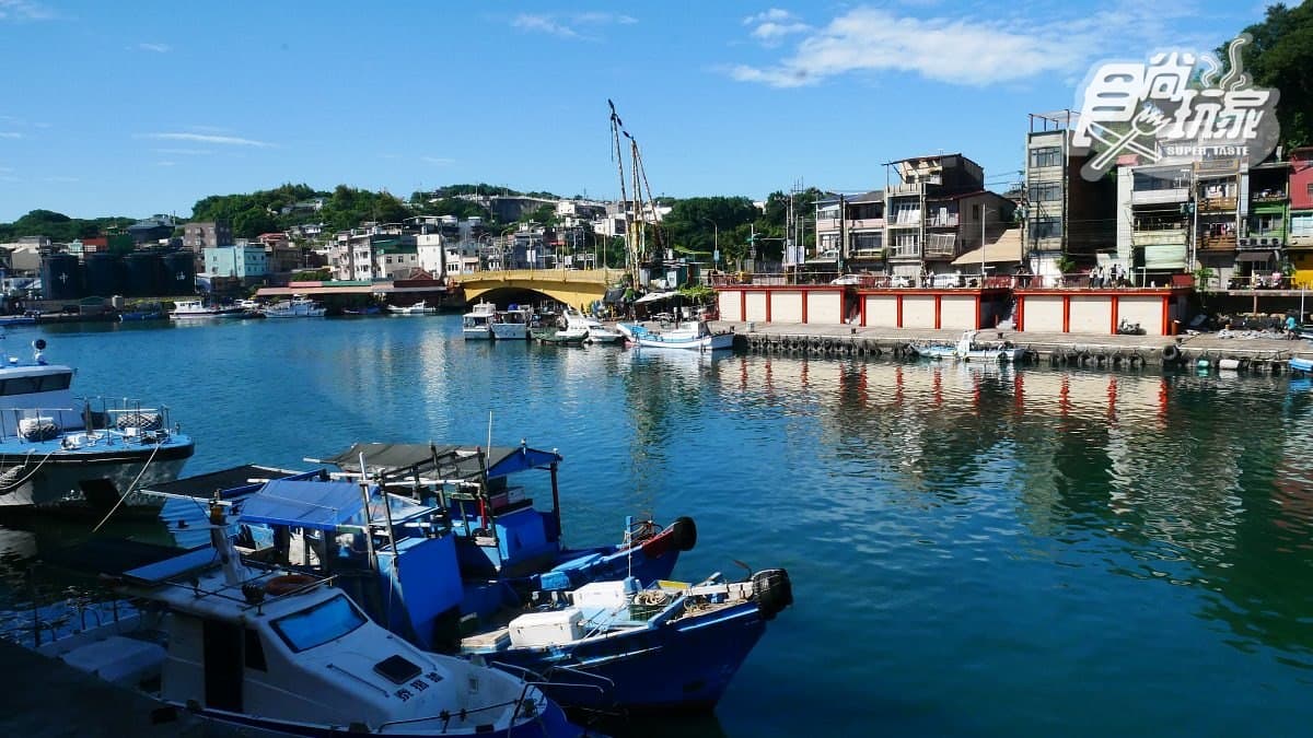 彩色漁村成IG打卡熱點!基隆正濱漁港必吃炭烤吉古拉、喝海藻拿鐵 彩色漁村成IG打卡熱點!基隆正濱漁港必吃炭烤吉古拉、喝海藻拿鐵
