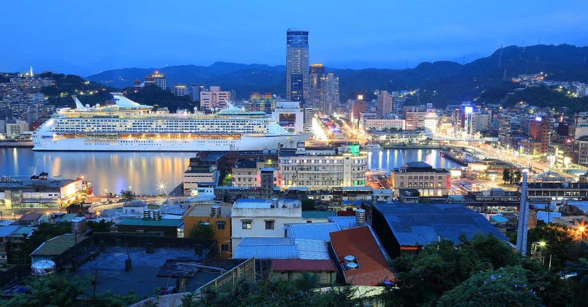基隆14小時這樣玩！小吃美景23點：蔥油餅、吉古拉、豬肝腸必吃，打卡海景步道、彩色漁村、藍白教堂
