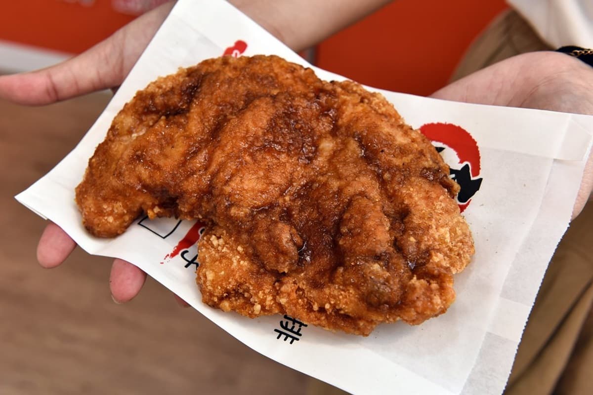 咬下去、流出來！這家「起司瀑布」雞排2hr完售，飲料免費喝到飽還可外帶