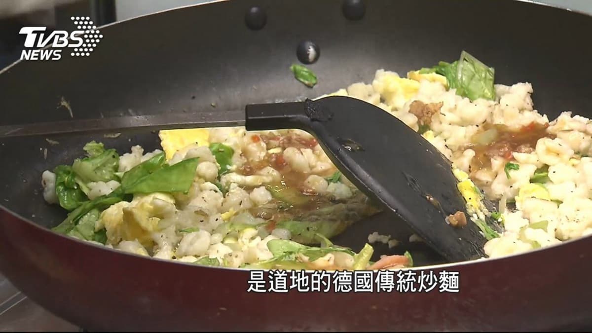 中原夜市現在都排這6攤：超大鹹酥雞車輪餅、德國傳統炒麵、猛男胸肌雞蛋糕