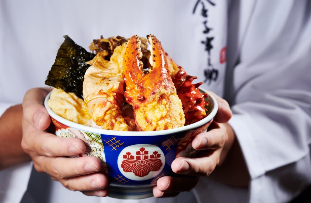 58折吃奢華帝王蟹！金子半之助「帝王蟹天丼」，整隻大蟹螯太豪邁