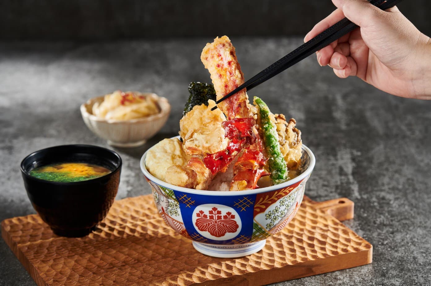 58折吃奢華帝王蟹！金子半之助「帝王蟹天丼」，整隻大蟹螯太豪邁