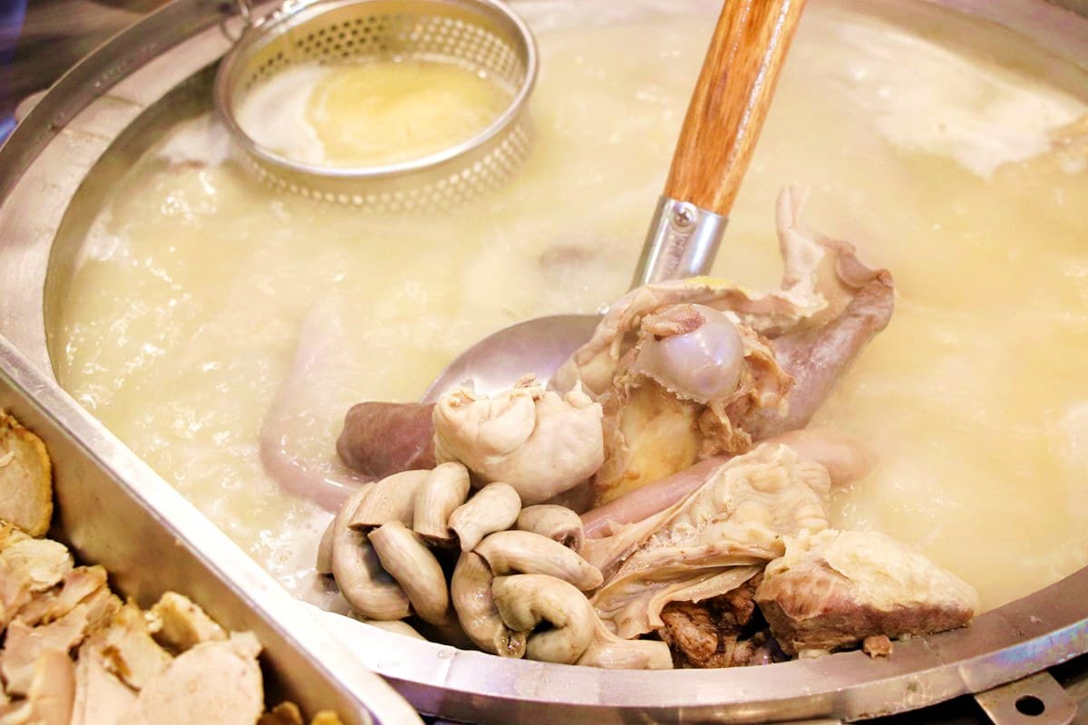 豬骨熬12小時!韓國釜山「豬肉湯飯」高雄吃得到,5碟小菜自己加 豬骨熬12小時!韓國釜山「豬肉湯飯」高雄吃得到,5碟小菜自己加