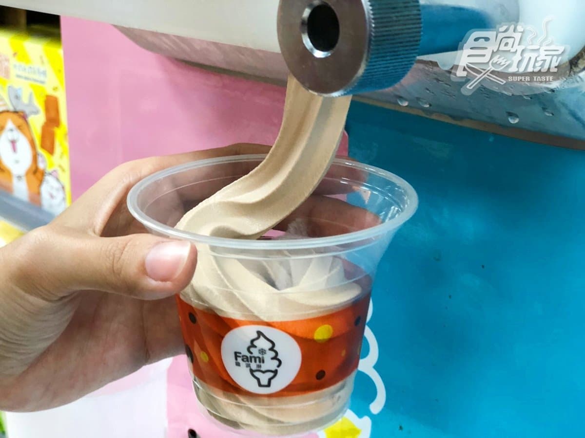 懷舊再一發!全家聯名77乳加推「花生巧克力霜淇淋」加送1支77乳加 懷舊再一發!全家聯名77乳加推「花生巧克力霜淇淋」加送1支77乳加