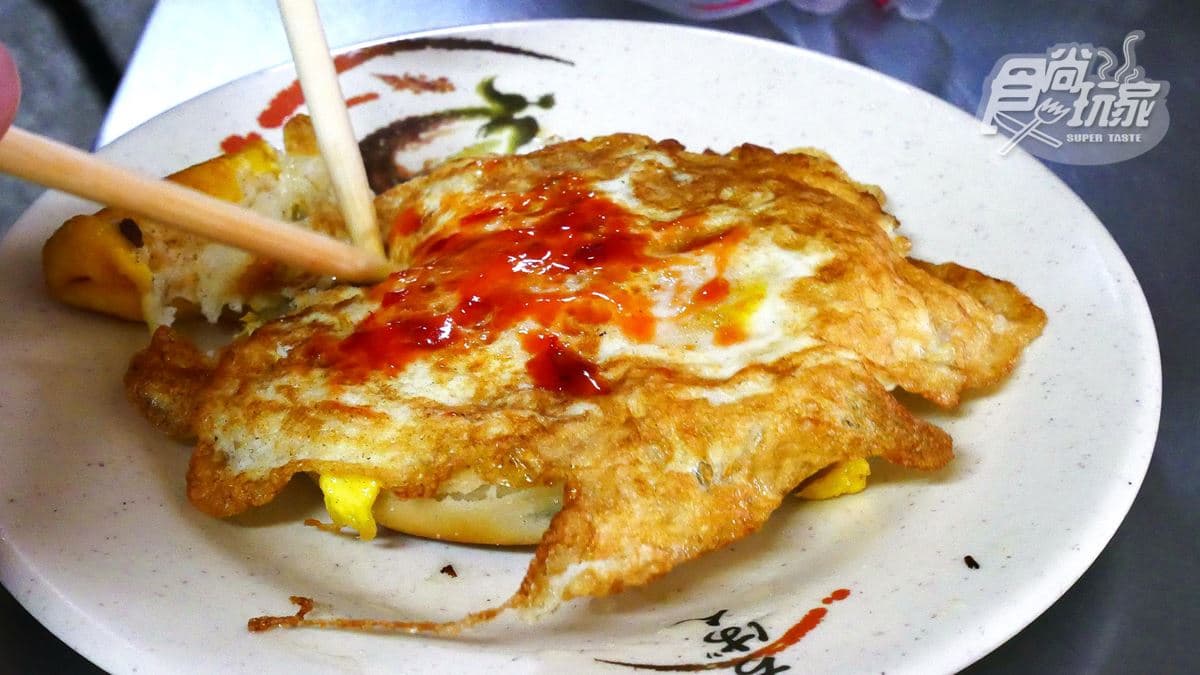 為這早餐我想當基隆人！香酥蔥油餅一個只要8元，加餛飩湯更滿足
