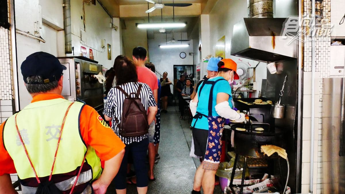 為這早餐我想當基隆人！香酥蔥油餅一個只要8元，加餛飩湯更滿足