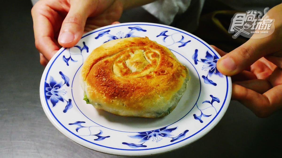 為這早餐我想當基隆人！香酥蔥油餅一個只要8元，加餛飩湯更滿足
