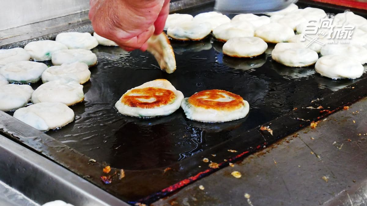 為這早餐我想當基隆人！香酥蔥油餅一個只要8元，加餛飩湯更滿足