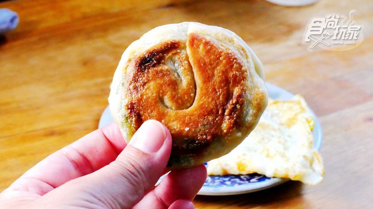為這早餐我想當基隆人！香酥蔥油餅一個只要8元，加餛飩湯更滿足