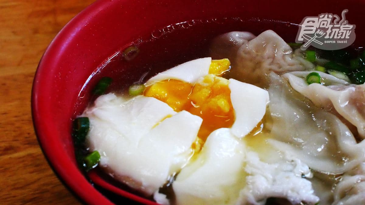 為這早餐我想當基隆人！香酥蔥油餅一個只要8元，加餛飩湯更滿足