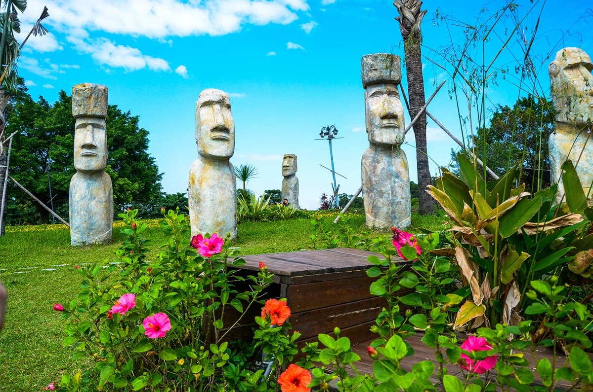 10月壽星免費入園！全台「最多摩艾巨石像」花海在這，必訪全新英國玻璃屋