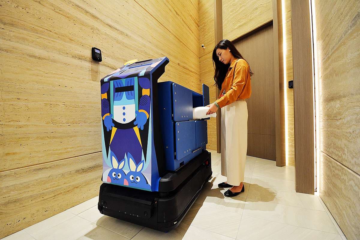 機器人幫你搬行李！台中話題新開「智能AI旅店」，入住享6道菜法式早餐