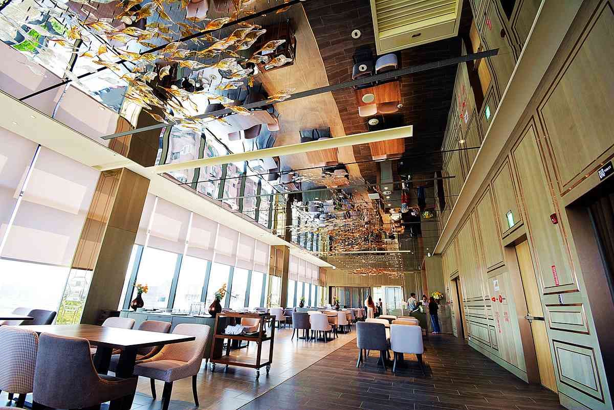 機器人幫你搬行李！台中話題新開「智能AI旅店」，入住享6道菜法式早餐